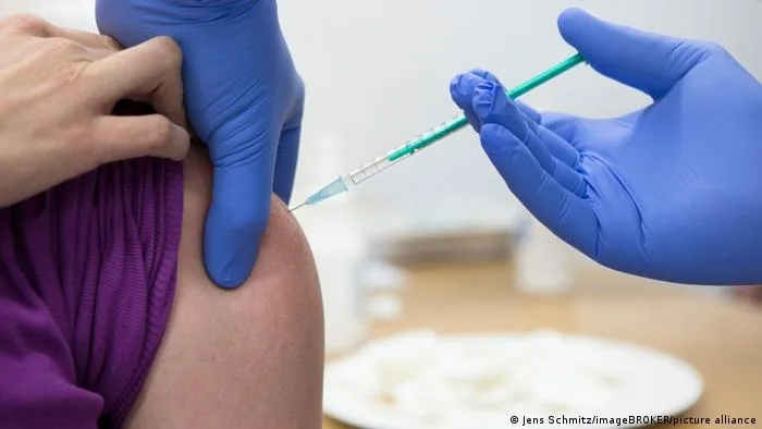 Peste 200 de companii au început vaccinarea angajaților
