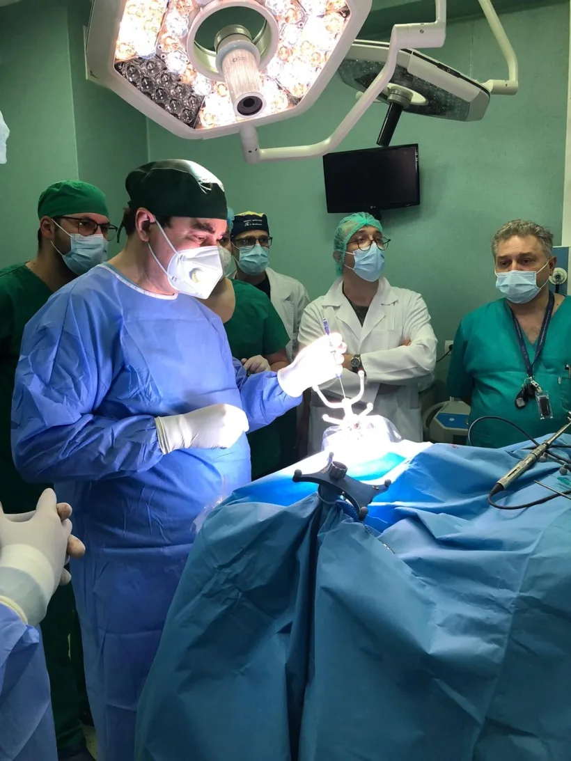 Premieră în medicina românească. Operație pe creier cu ajutorul unui robot de chirurgie craniană