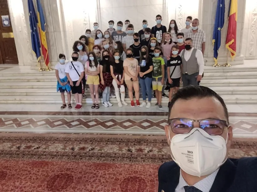 Elevii din comuna gălățeană Smârdan au vizitat Parlamentul României