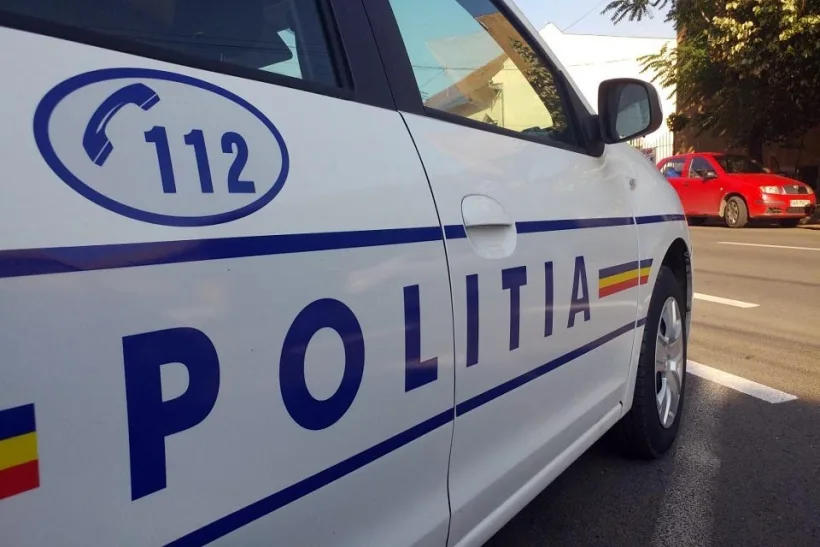 Poliția din Brăila, în alertă. O fetiţă filmată într-un autobuz, în timp ce plânge şi se zbate în braţele unui bărbat