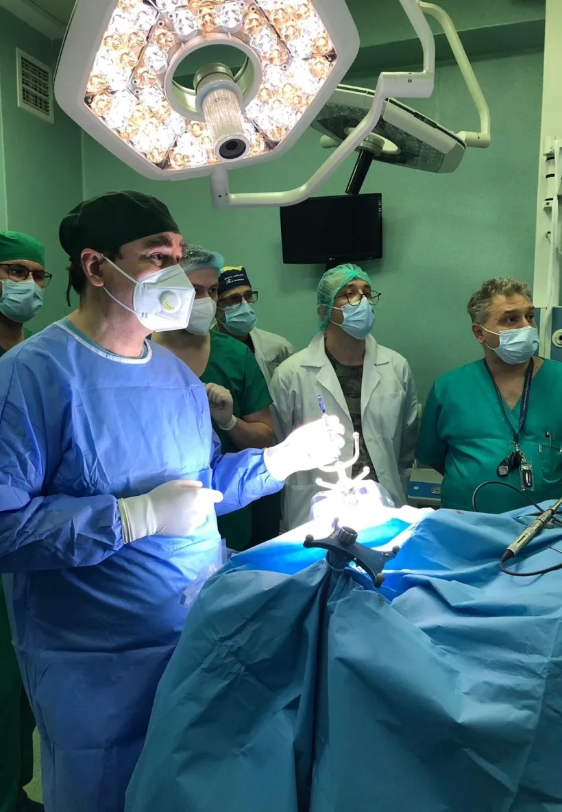 Bărbat de 51 de ani operat de o tumoră gigant de 10 cm