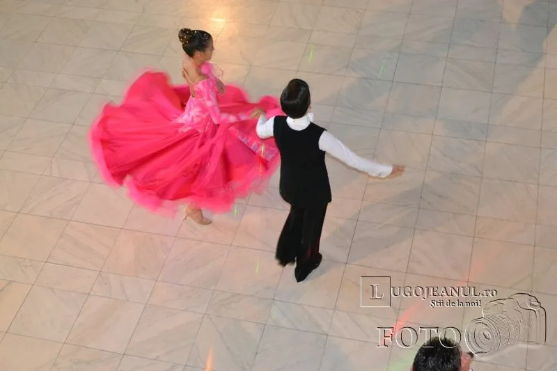 Dans pe esplanada Operei Naţionale din Bucureşti