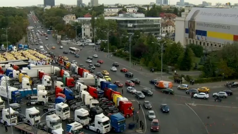 Transportatorii rutieri protestează, miercuri, în Piața Victoriei