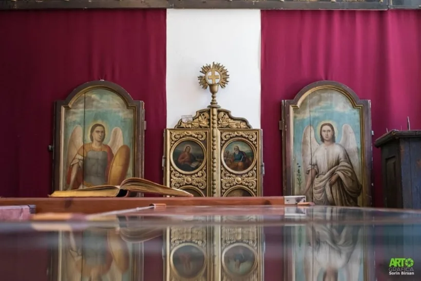 Expoziţie de icoane pe sticlă