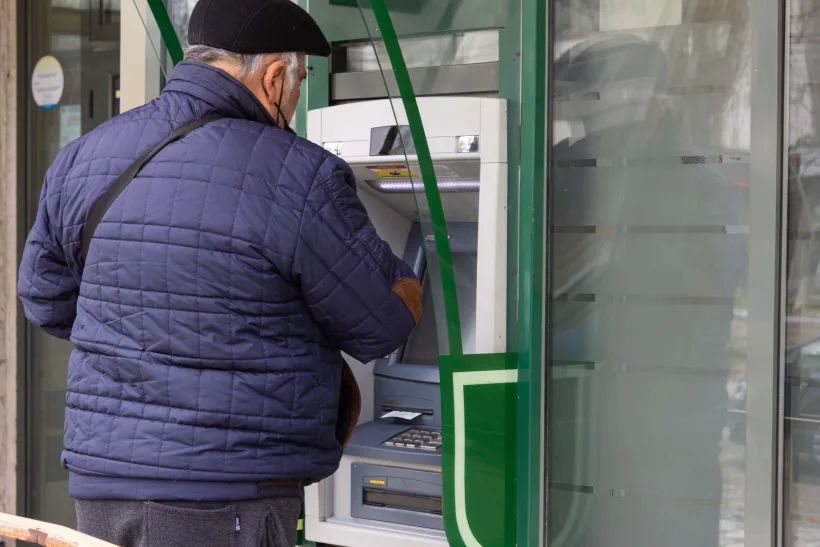 Preferința pentru „cash” ne ține la coada Europei