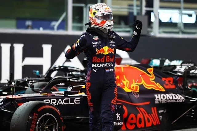 Olandezul Max Verstappen a oprit hegemonia britanicului Lewis Hamilton şi a devenit în premieră campion mondial