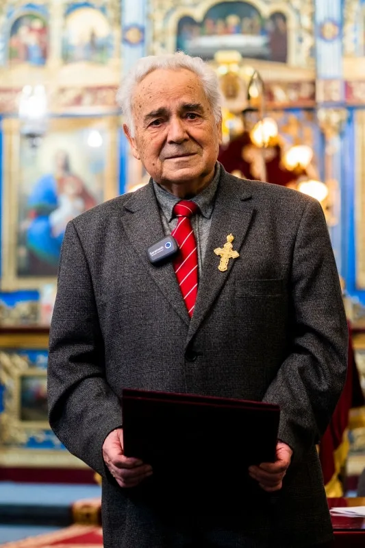 Ordinul Crucea Bucovinei acordat unui renumit profesor