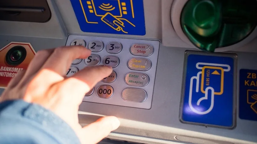 Când eşti la bancomat, uită-te mereu peste umăr!