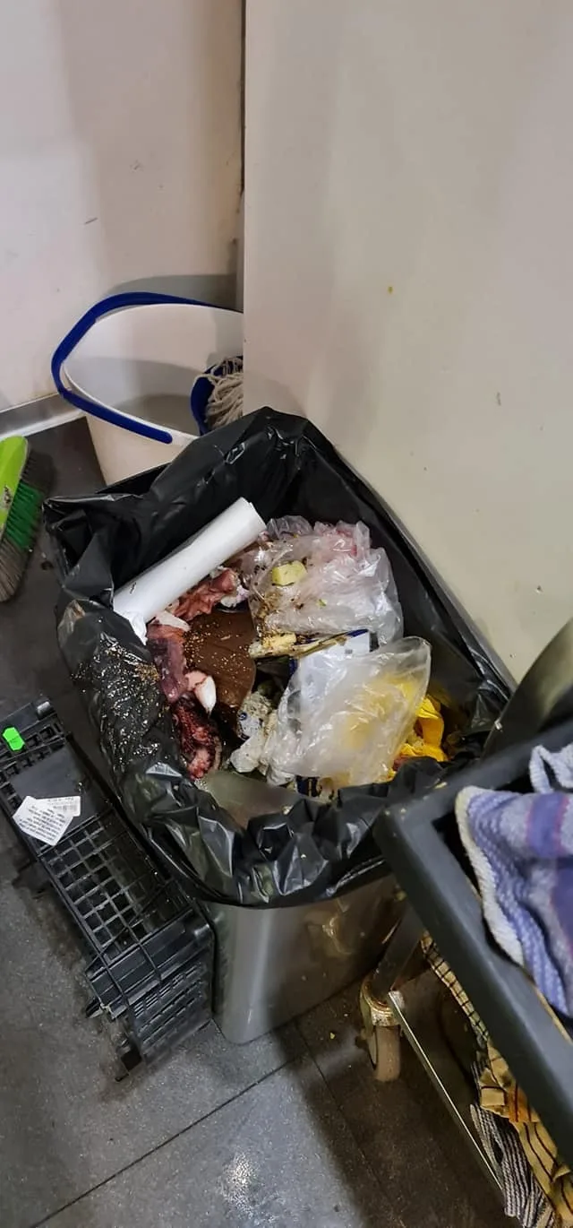 Mizerie și alimente expirate la o terasă din centrul Galațiului. Administratorul, amendat cu 10.000 de lei