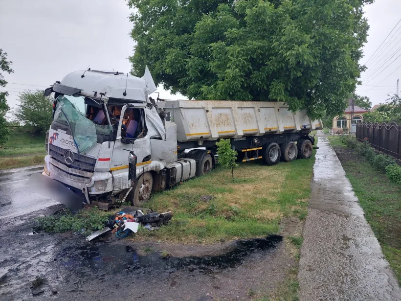 Accident pe DN 25: un camion cu remorcă a ieșit de pe șosea