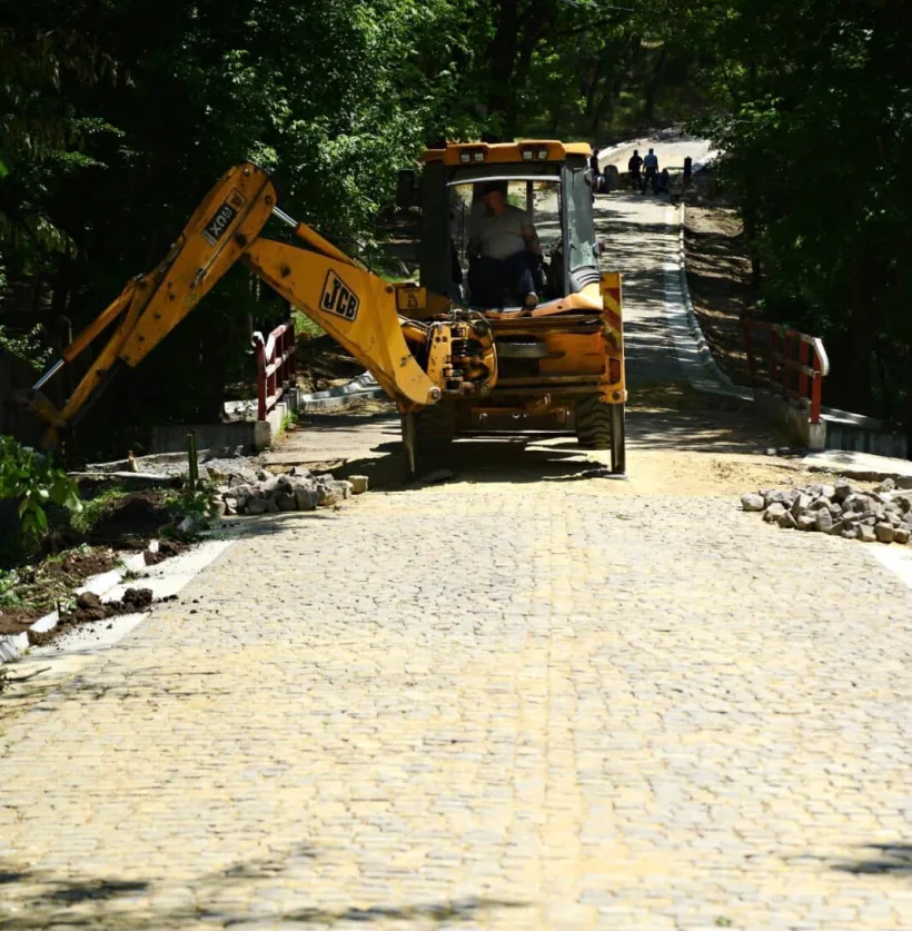 Se lucrează pe mai multe drumuri din județul Galați