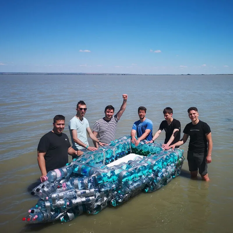 Ambarcațiune din peste 1.500 de pet-uri, construită și lansată la apă de studenții navaliști din Galați