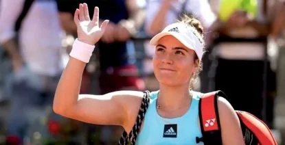 Primele victorii pe iarbă pentru Halep şi Ruse
