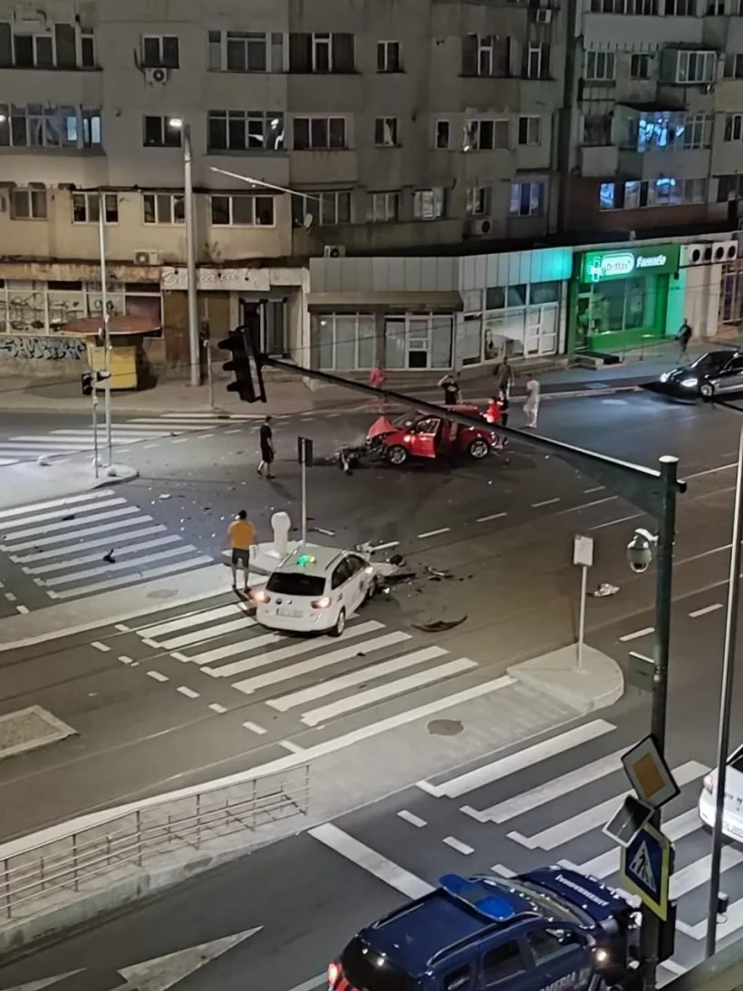 Taximetrist la spital, după ce a fost implicat într-un accident