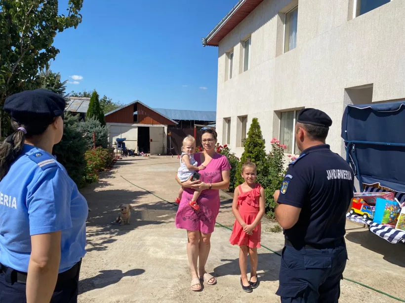 Cadouri de la jandarmii gălățeni pentru o fetiță refugiată din Ucraina