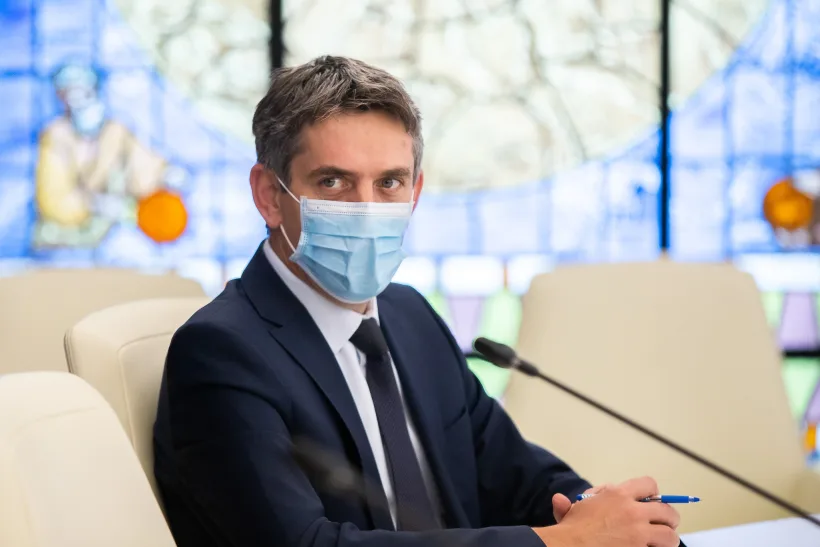 Guvernul le dă vești bune părinților: continuă concediul de îngrijire a celor mici