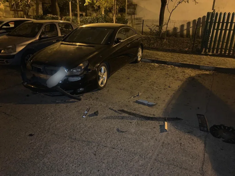 Mașini avariate într-o parcare din Galați: un șofer beat mort a pierdut controlul volanului