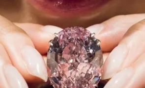 Un diamant roz de 21 milioane de dolari
