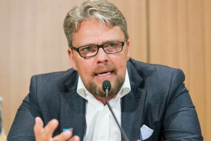 Germanii au scăpat ”câinii”extremei drepte în PE