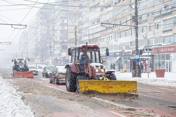 Utilajele de deszăpezire acționează pe străzile din Galați