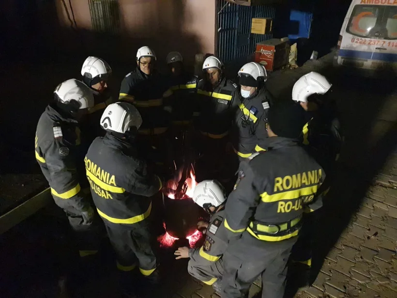 Misiunea salvatorilor români în Turcia: au săpat un tunel timp de 20 de ore pentru a scoate de sub dărâmături un tânăr