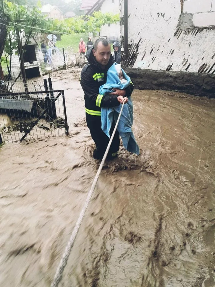 Inundațiile au făcut dezastru în 19 județe: 152 de persoane evacuate din calea apelor