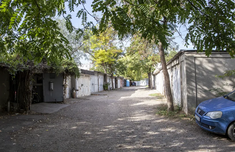 Garaje demolate pentru construirea unei parcări supraterane. Va avea loc de joacă pentru copii