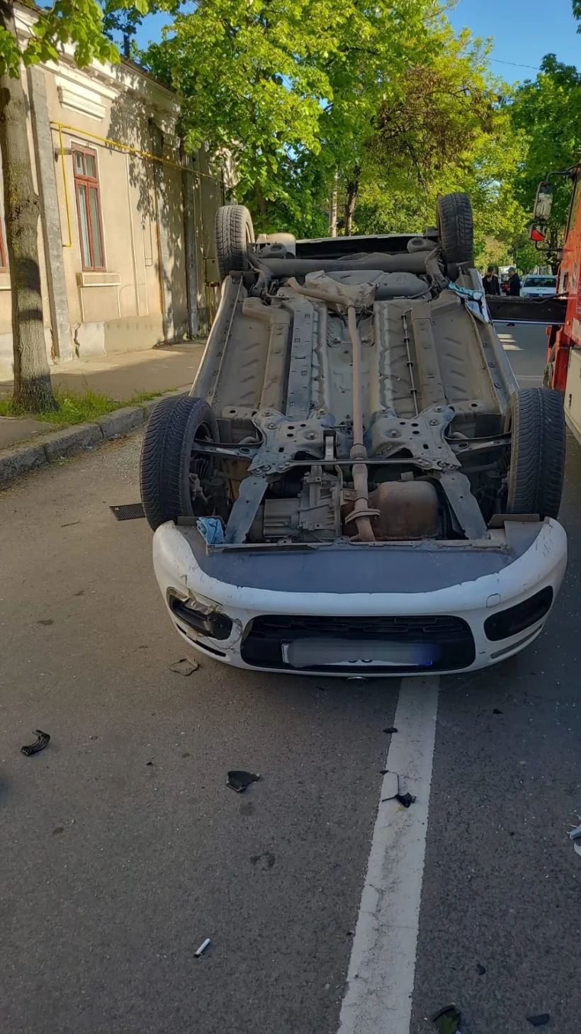 Un taxi s-a răsturnat într-o intersecție din Galați: un pasager a murit
