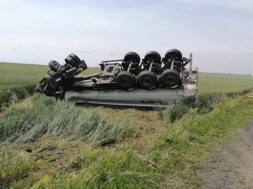 Grav accident pe un drum european din județul Brăila: un tir s-a răsturnat