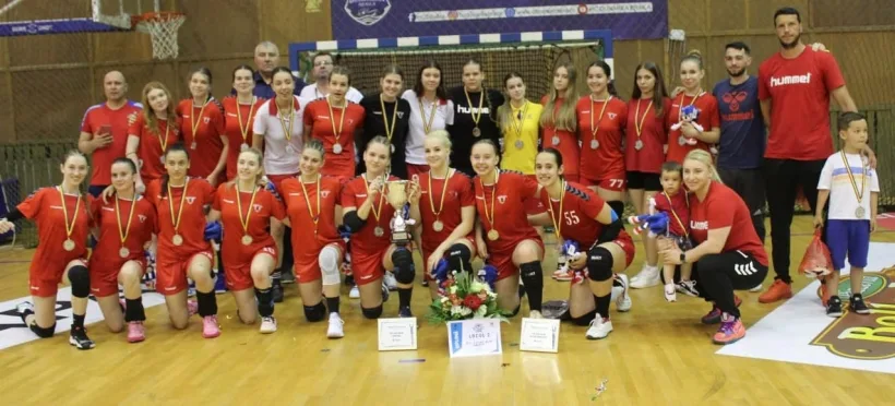 Junioarele 2 de la ACS Lucian Bute Galaţi, cu medaliile de argint la gât