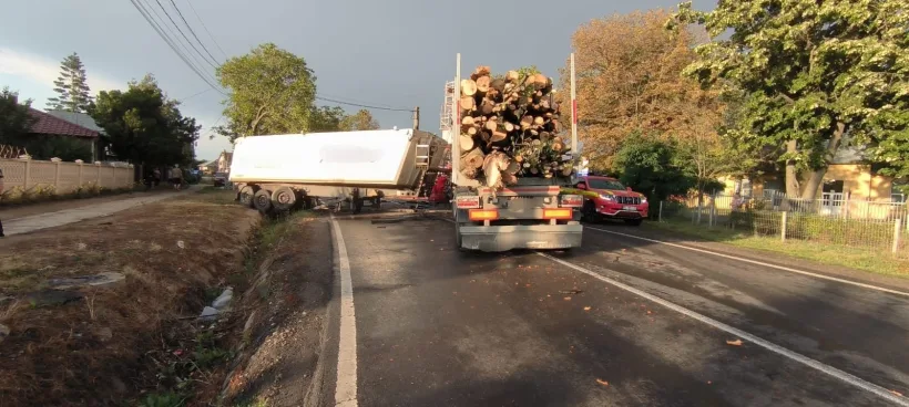 Accident grav în județul Galați: două tiruri s-au ciocnit pe DN25