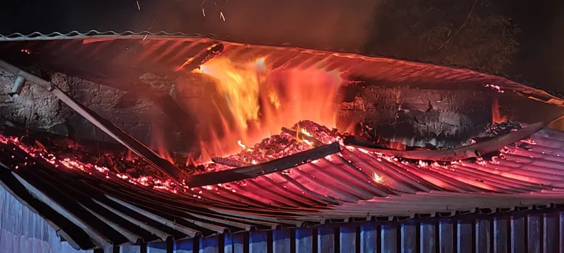 O școală veche din Tg. Bujor a luat foc