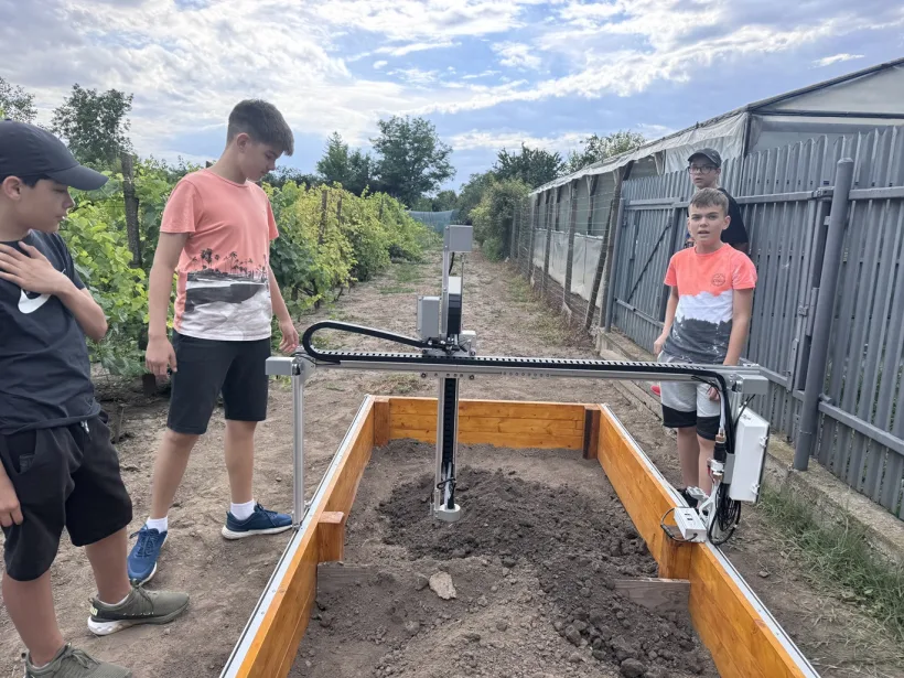 Demonstrație a robotului fermier Genesis v1.8, construit de elevi, în comuna gălățeană Vânători