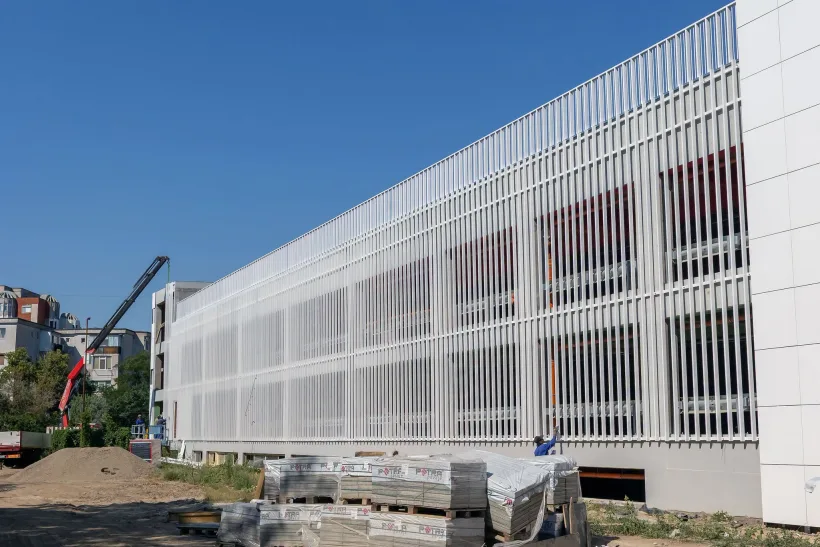 Parcare etajată cu 400 de locuri în Micro 21. Lucrările continuă într-una dintre cele mai aglomerate zone din Galați